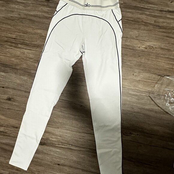 Alo Yoga Airbrush Heart Throb Bra & High-Waist Legging Set White/Black - Picture 4 of 5